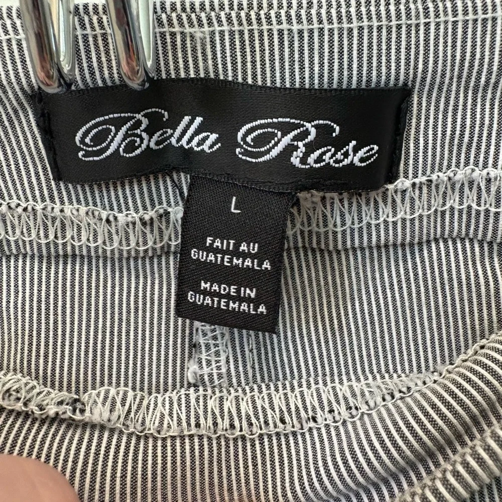 Bella Rose grey/white pinstripe Capri with 3 button detail. Size Large.